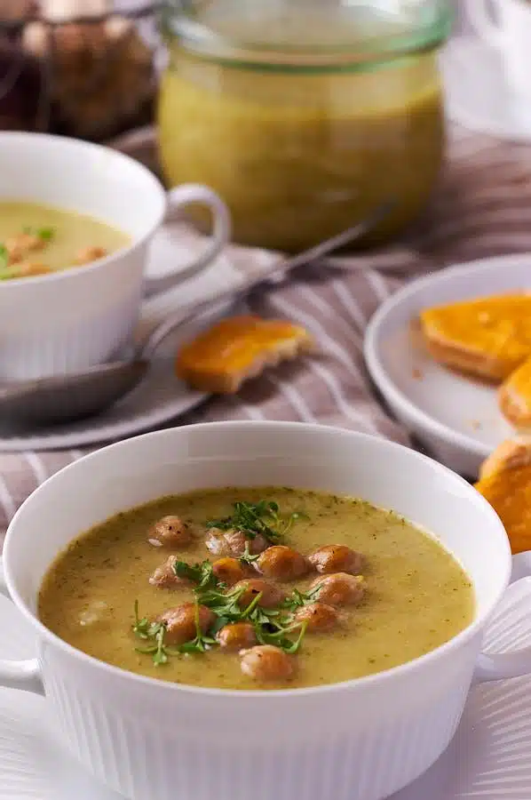 Details Brokkoli-Kichererbsen-Suppe mit Crostinis
