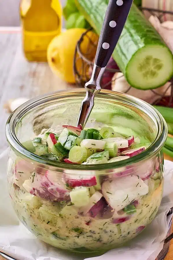 Frischer Radieschen-Salat mit Gurke - perfekt als Salat im Glas